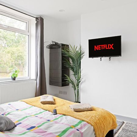 Stanion Luxurious 3 Bedroom Modern House Northamptonshire, Double, Twins, Single, Free Parking, Free Wi-Fi, Pets, Up To 8 Sleeps, 4 Smart Tvs Corby Exterior photo