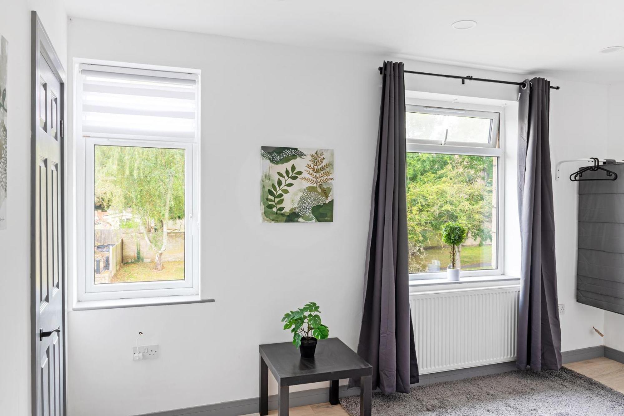 Stanion Luxurious 3 Bedroom Modern House Northamptonshire, Double, Twins, Single, Free Parking, Free Wi-Fi, Pets, Up To 8 Sleeps, 4 Smart Tvs Corby Exterior photo
