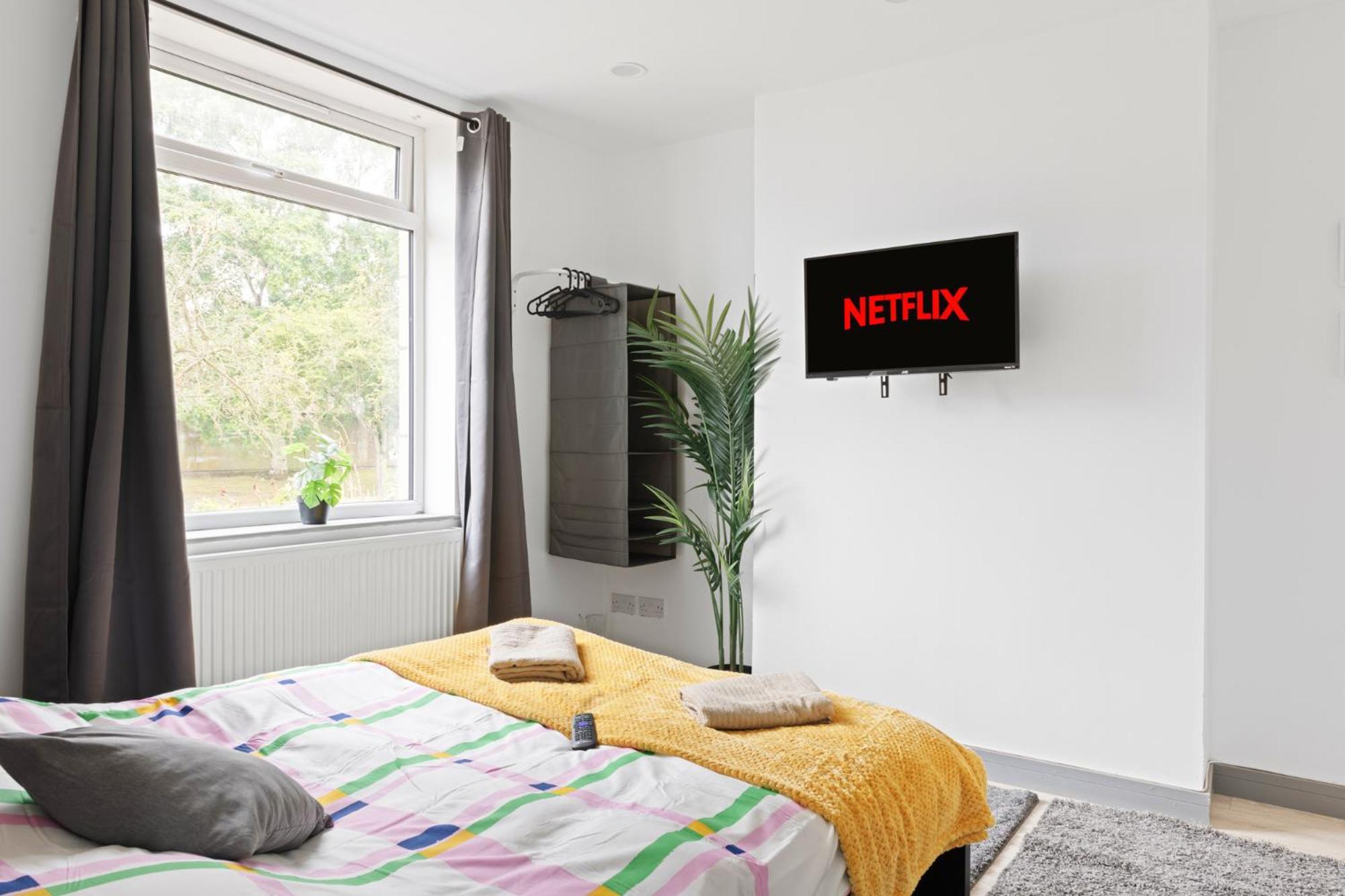 Stanion Luxurious 3 Bedroom Modern House Northamptonshire, Double, Twins, Single, Free Parking, Free Wi-Fi, Pets, Up To 8 Sleeps, 4 Smart Tvs Corby Exterior photo