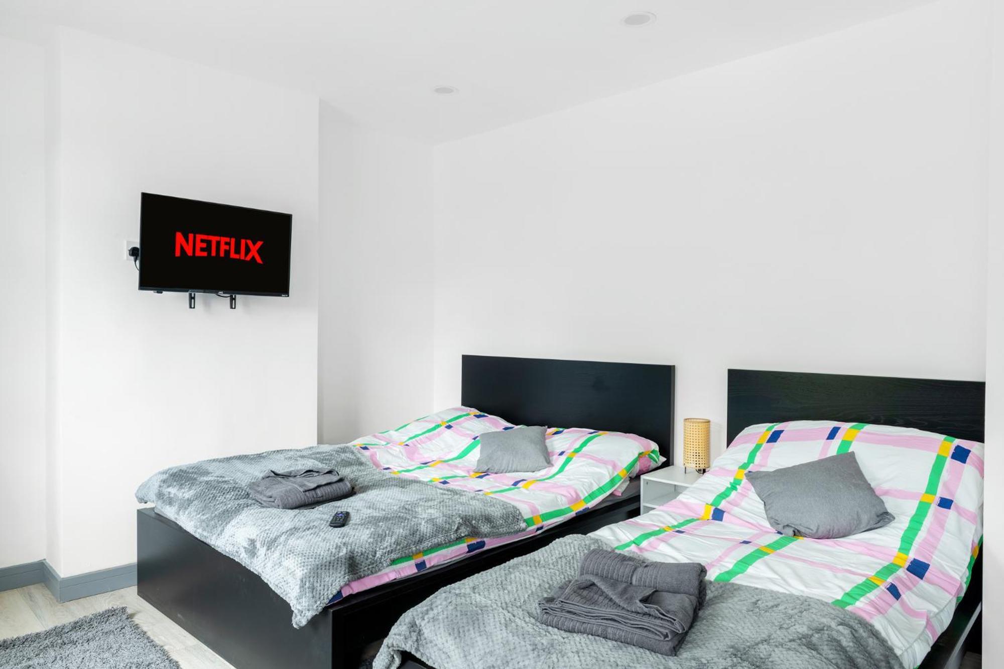 Stanion Luxurious 3 Bedroom Modern House Northamptonshire, Double, Twins, Single, Free Parking, Free Wi-Fi, Pets, Up To 8 Sleeps, 4 Smart Tvs Corby Exterior photo
