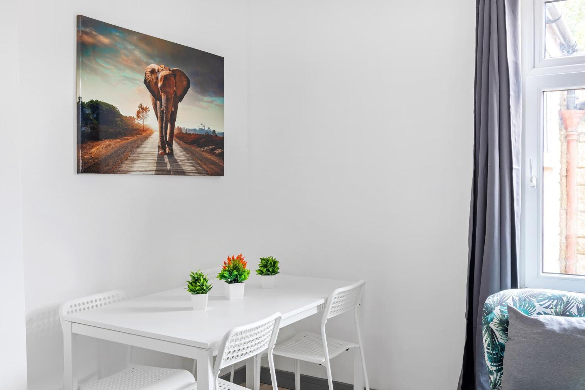 Stanion Luxurious 3 Bedroom Modern House Northamptonshire, Double, Twins, Single, Free Parking, Free Wi-Fi, Pets, Up To 8 Sleeps, 4 Smart Tvs Corby Exterior photo