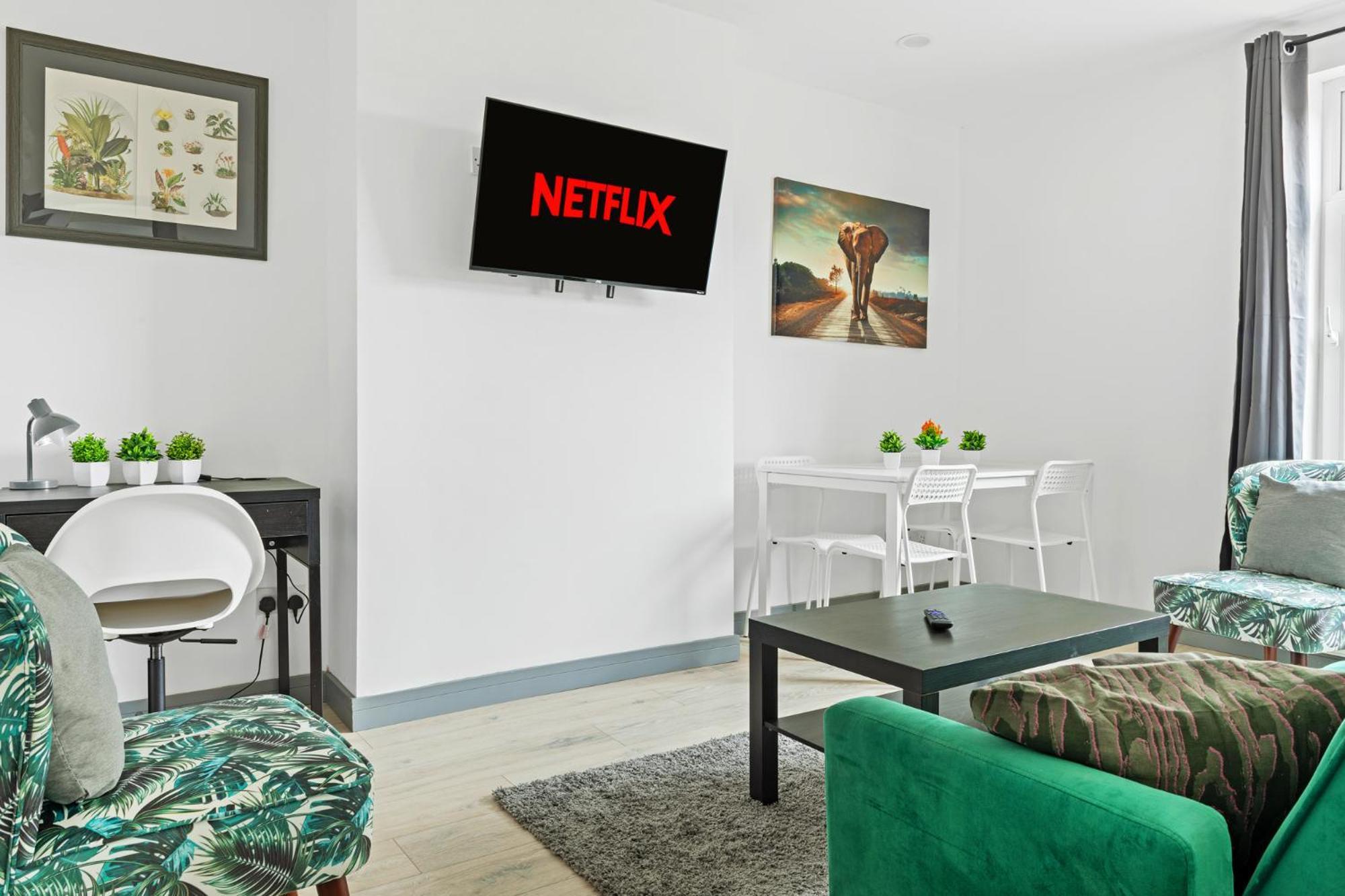 Stanion Luxurious 3 Bedroom Modern House Northamptonshire, Double, Twins, Single, Free Parking, Free Wi-Fi, Pets, Up To 8 Sleeps, 4 Smart Tvs Corby Exterior photo