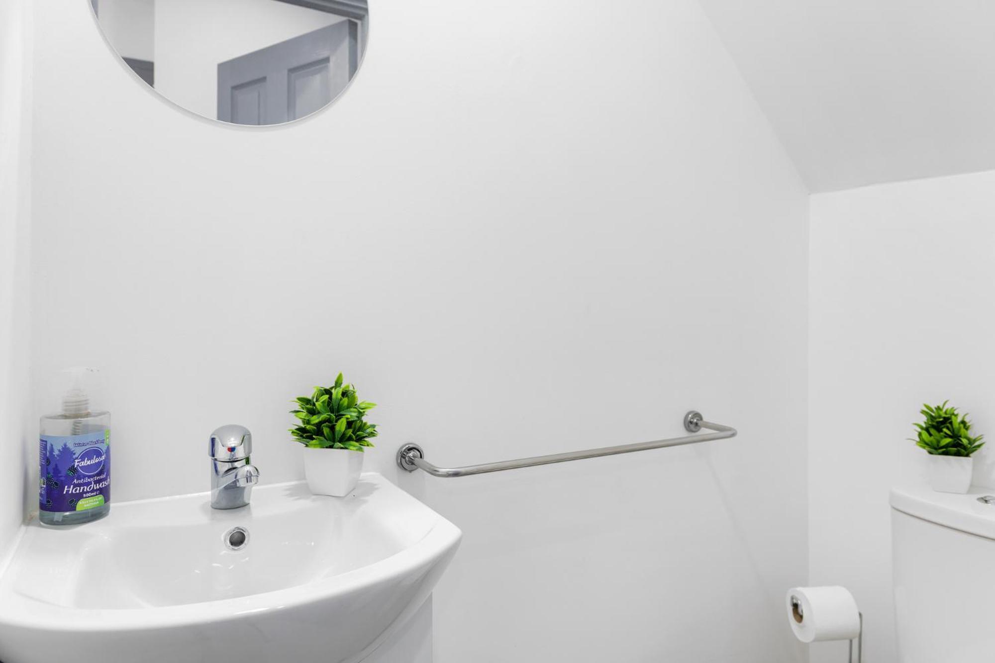 Stanion Luxurious 3 Bedroom Modern House Northamptonshire, Double, Twins, Single, Free Parking, Free Wi-Fi, Pets, Up To 8 Sleeps, 4 Smart Tvs Corby Exterior photo